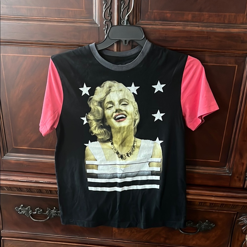 Marilyn Monroe Black T-Shirt with red sleeves
